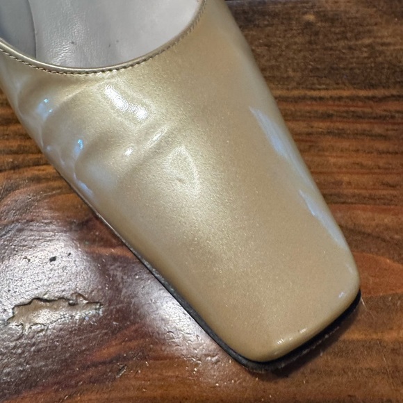 STUART WEITZMAN~pearly gold patent leather~MID-HEEL SHINY GOLD PUMP SHOES 7.5N - Picture 5 of 11